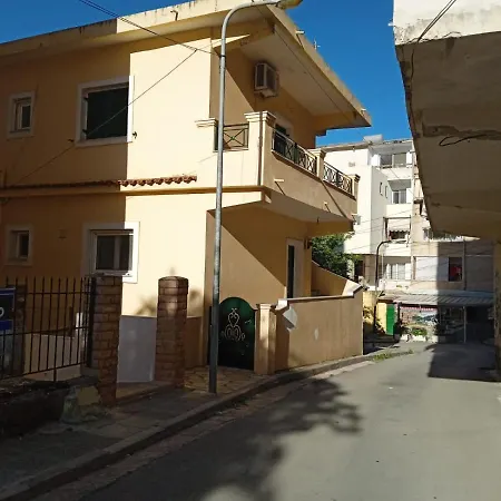 アパート Saranda Apartments